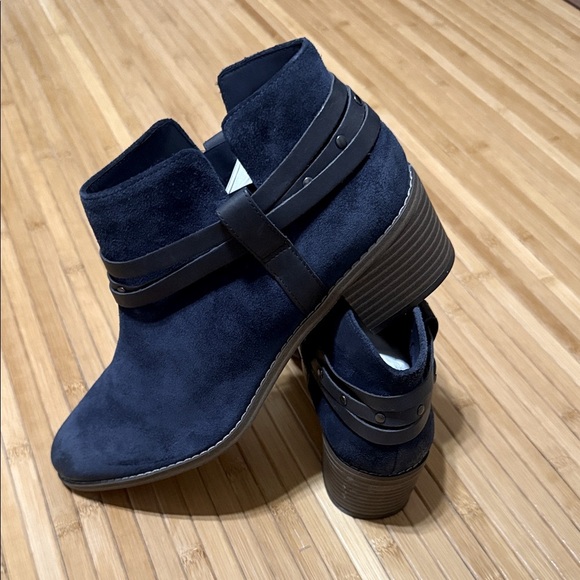 Clarks Navy Blue Suede Booties NWT - Picture 1 of 5